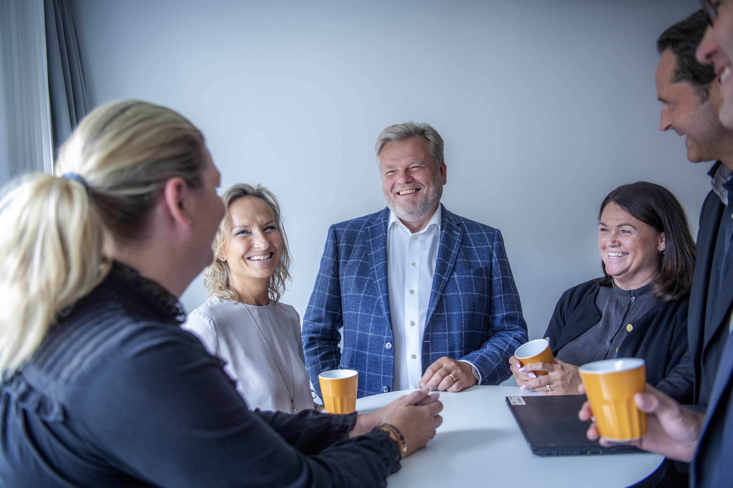 chef samtalar med medarbetarna