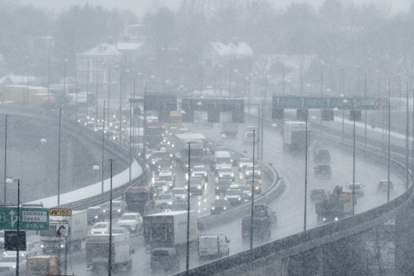 Bild på snöig och mulen motorväg.
