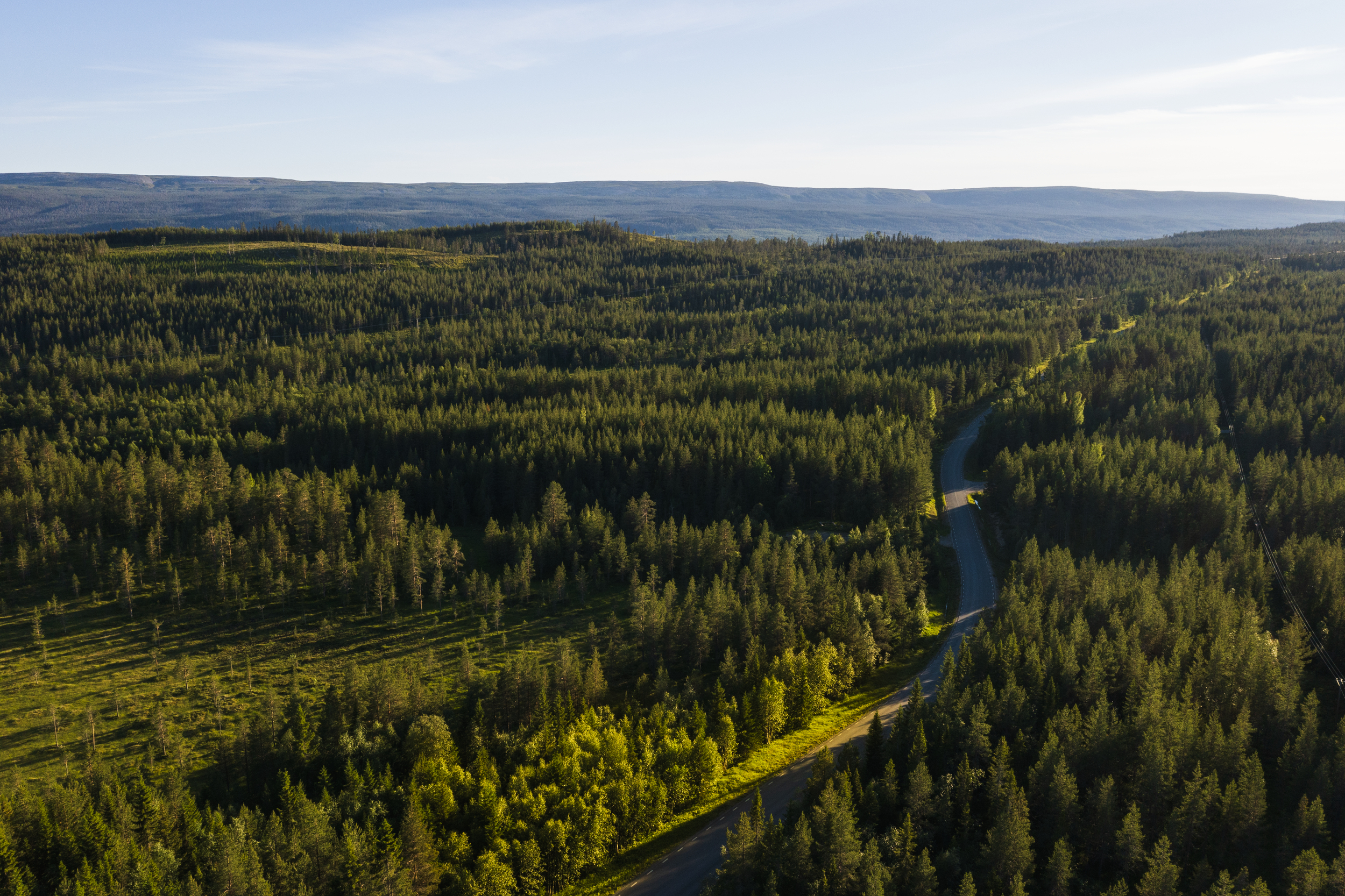 Drönarbild över landsväg i Norrland