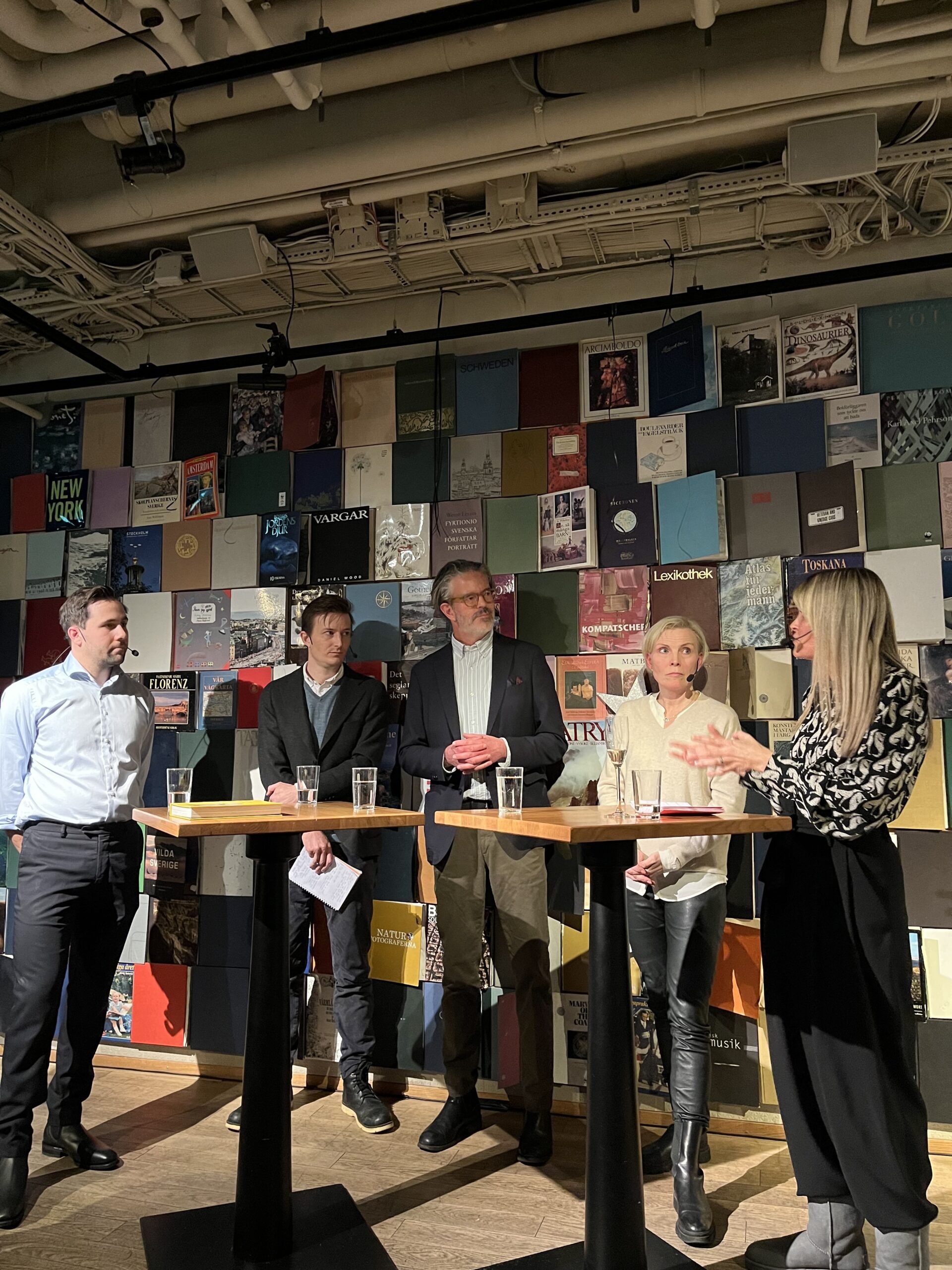 Bild från panelsamtal taget på Reformbaren 3. Från vänster: Benjamin Dousa, tillträdande vd Företagarna, Max Jerneck, analytiker Katalys, Henrik Mitelman, krönikör DI, Laura Hartman, tidigare chefsekonom LO, Ann Öberg, vd Almega.