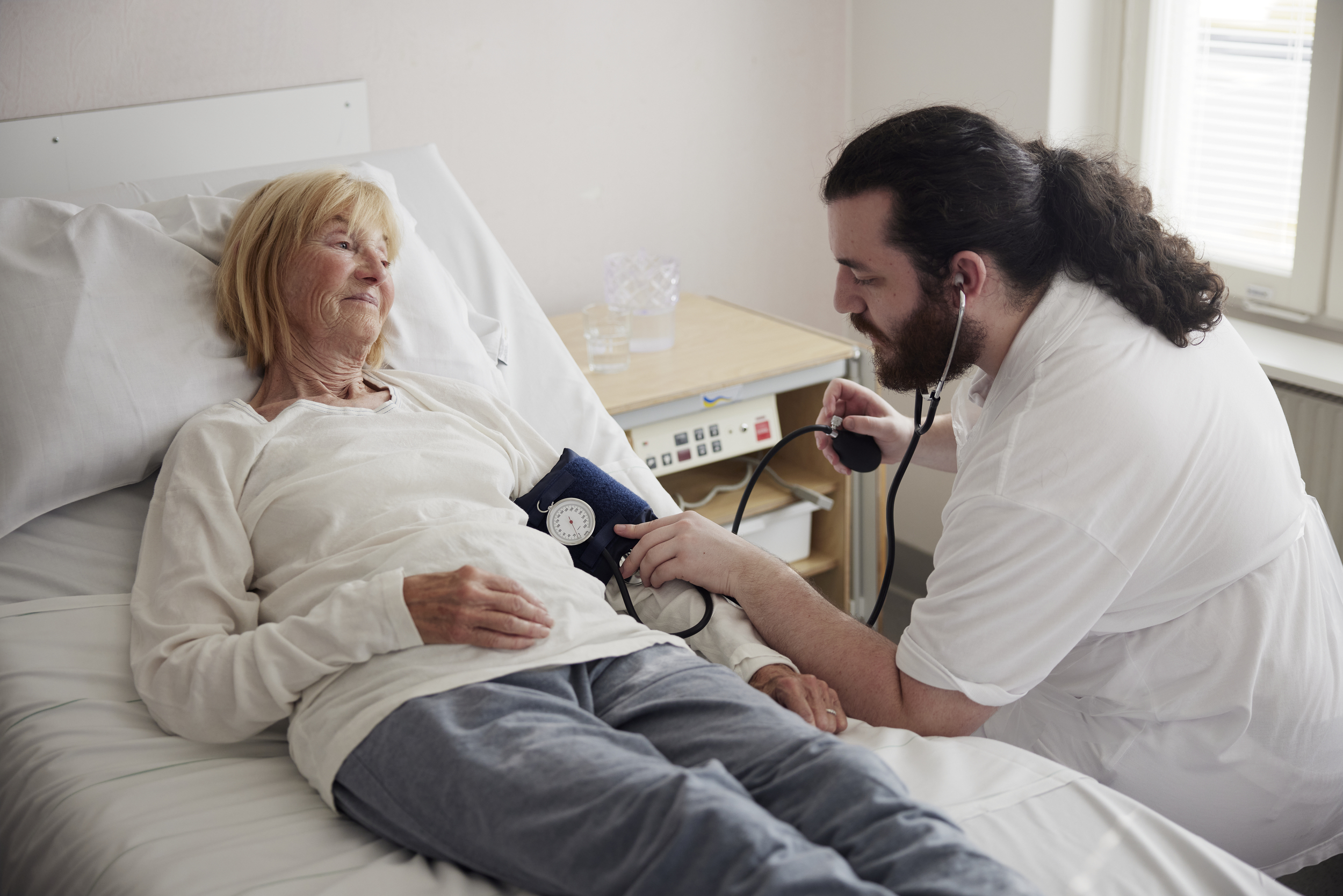 Patient i sjukhussal med vårdpersonal