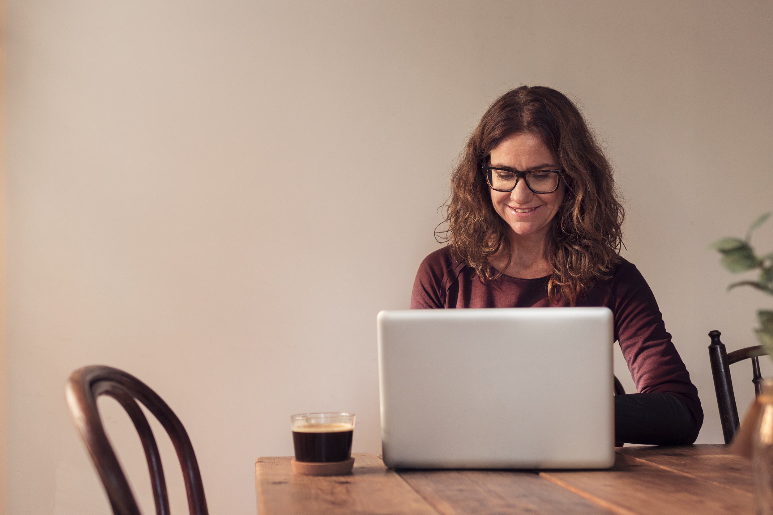 Kvinna arbetar vid dator.