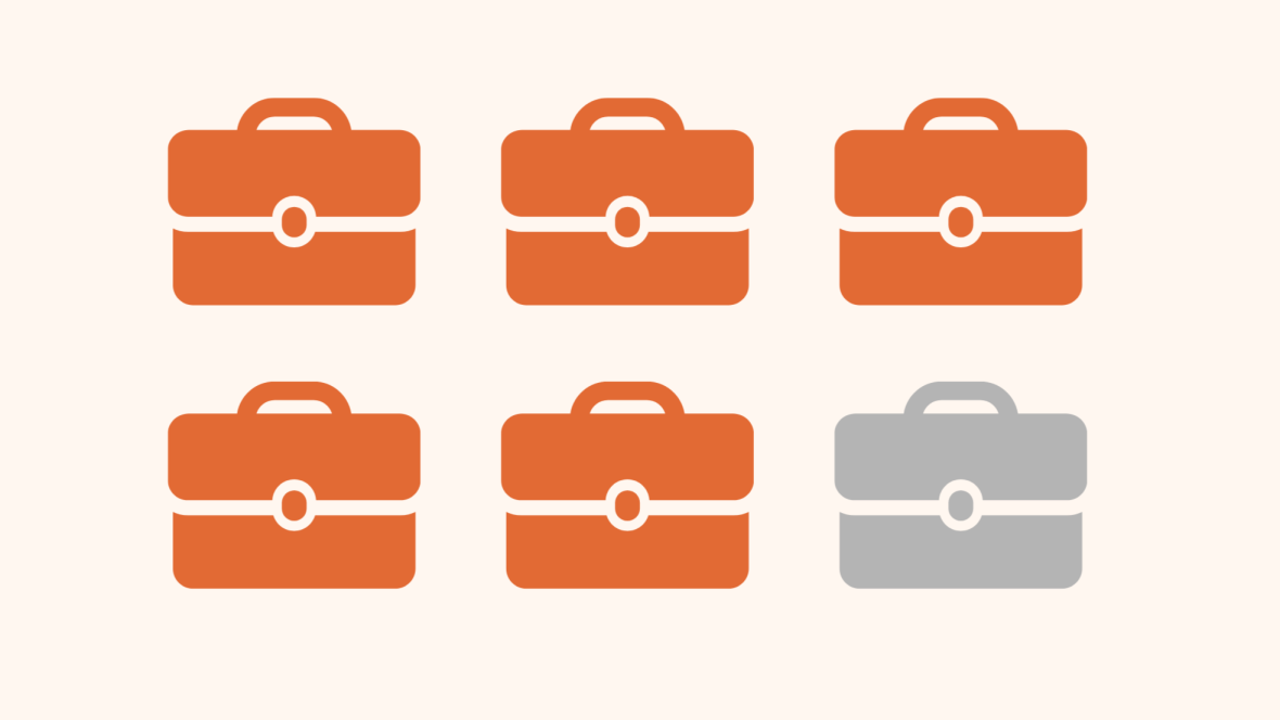 Fem orangea väskor och en grå.