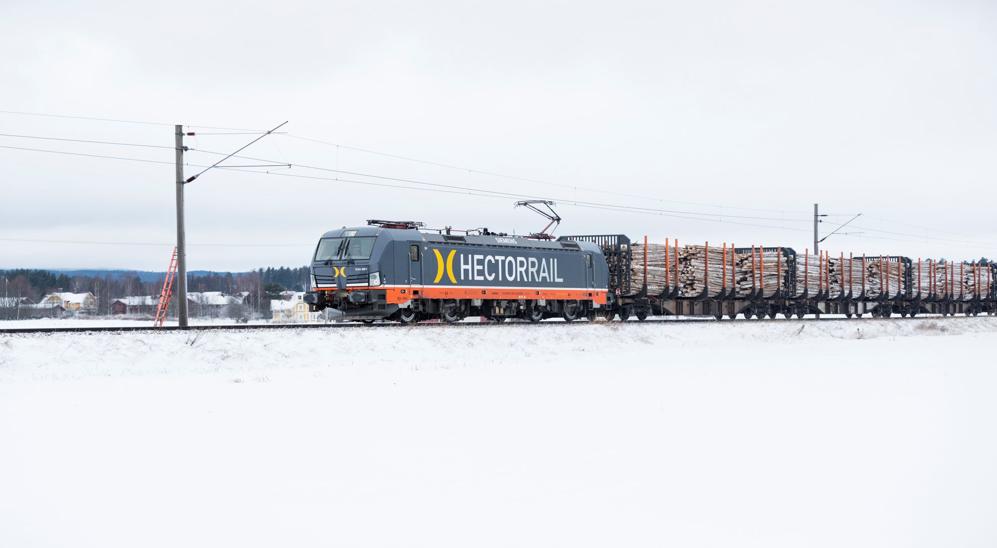 godståg i vinterlandskap